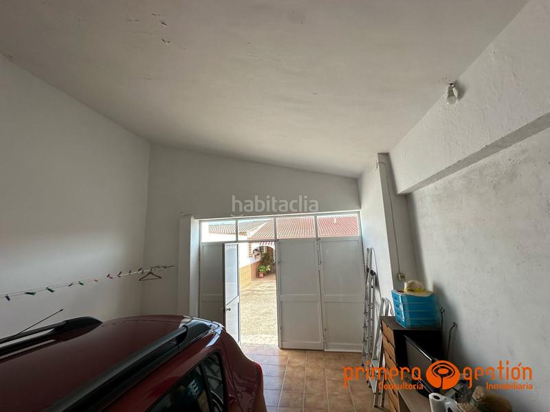 Foto ba1f2709-02e8-44a3-a87d-d687441efa09. Casa  de 600 metros cuadrados en el priorato. el inmueble consta de vivienda principal distribuida en amplio salón comedor con chim en Lora del Río