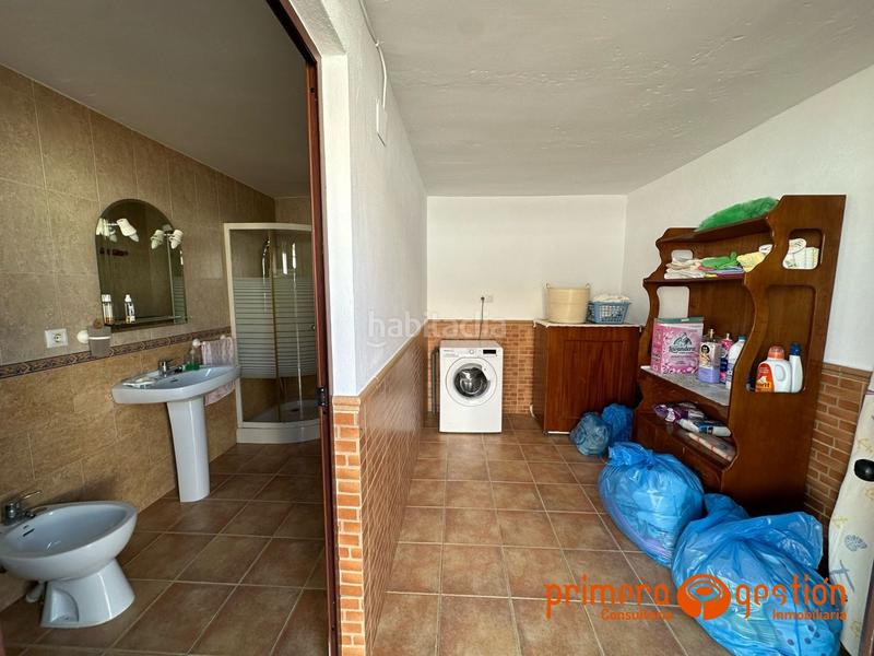 Foto bca32a45-d853-4478-b2a2-01e4ef44651e. Casa  de 600 metros cuadrados en el priorato. el inmueble consta de vivienda principal distribuida en amplio salón comedor con chim en Lora del Río