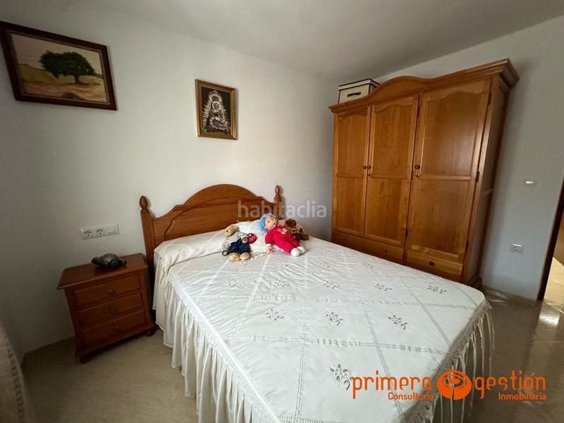Foto bf863d8d-e963-46ba-85db-99a6cec6199f. Casa  de 600 metros cuadrados en el priorato. el inmueble consta de vivienda principal distribuida en amplio salón comedor con chim en Lora del Río