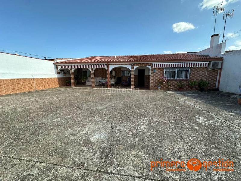 Foto c07279f0-8756-4c78-bb4e-72129218f0bc. Casa  de 600 metros cuadrados en el priorato. el inmueble consta de vivienda principal distribuida en amplio salón comedor con chim en Lora del Río