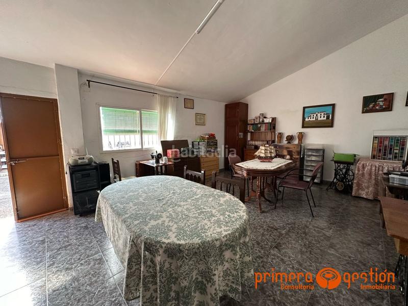 Foto c90b1105-aed5-41ce-94fe-1b8fa817a998. Casa  de 600 metros cuadrados en el priorato. el inmueble consta de vivienda principal distribuida en amplio salón comedor con chim en Lora del Río