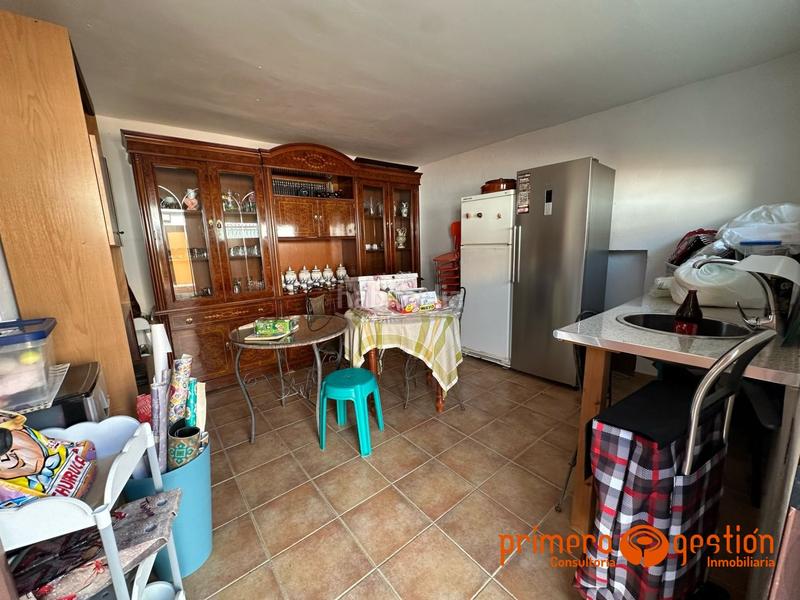 Foto cb43e317-4e9f-4a4f-885c-87b5c75de05d. Casa  de 600 metros cuadrados en el priorato. el inmueble consta de vivienda principal distribuida en amplio salón comedor con chim en Lora del Río