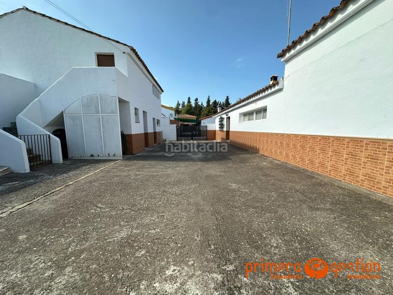 Foto d1cb07ef-dea0-4899-b0a4-a9f1bb5a05f8. Casa  de 600 metros cuadrados en el priorato. el inmueble consta de vivienda principal distribuida en amplio salón comedor con chim en Lora del Río