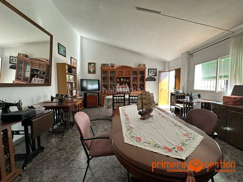 Foto d7b0e56a-7c42-4ecd-91dd-8aa2362c5f5a. Casa  de 600 metros cuadrados en el priorato. el inmueble consta de vivienda principal distribuida en amplio salón comedor con chim en Lora del Río