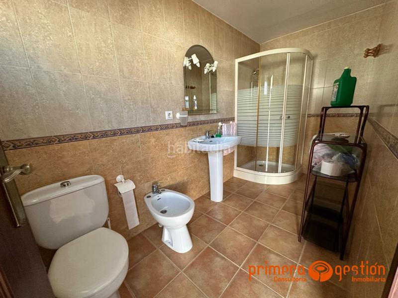 Foto fd7321e6-a449-4e1f-9549-d5a39a691ba2. Casa  de 600 metros cuadrados en el priorato. el inmueble consta de vivienda principal distribuida en amplio salón comedor con chim en Lora del Río