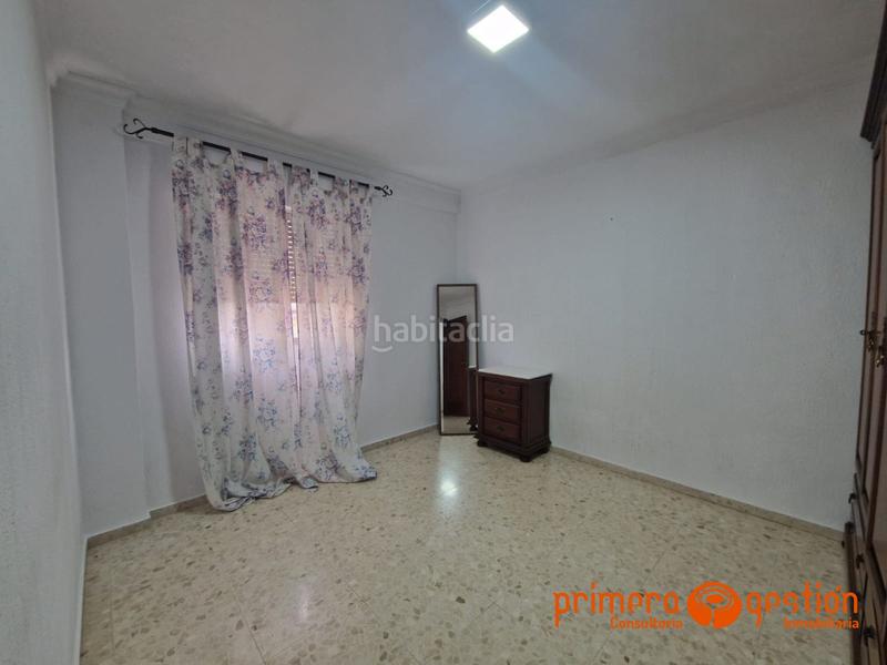Foto 002192d7-4852-4184-9894-aef1e8dd3d97. Piso magnifico piso en buena zona de lora de río, consta de 96 metros cuadrados distribuido en amplio salón comedor, cocina con lavader en Lora del Río