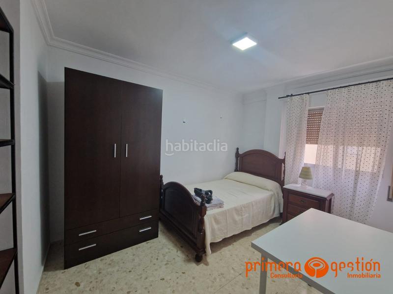 Foto a6f196a2-301b-40d8-baa5-9cac10a4be0a. Piso magnifico piso en buena zona de lora de río, consta de 96 metros cuadrados distribuido en amplio salón comedor, cocina con lavader en Lora del Río
