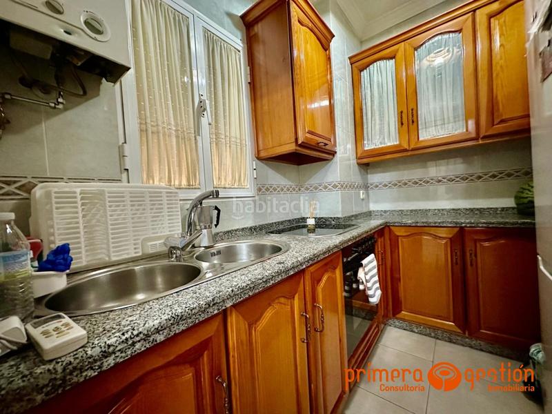 Foto b4fc0d0f-2716-4296-80b9-a4af3eb15b62. Dúplex  en la zona de la huertecilla con 83 metros cuadrados.dispone en planta baja de salón comedor, cocina amueblada y baño, en p en Lora del Río