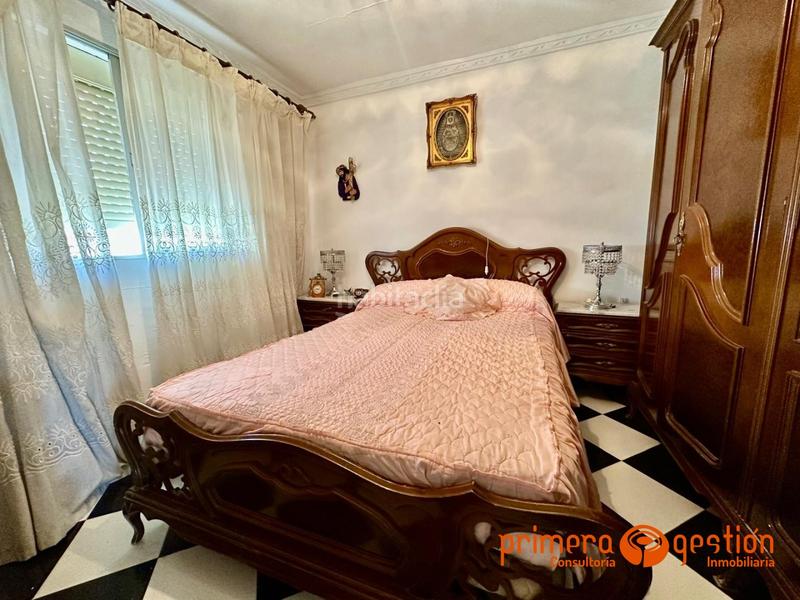 Foto 2258da75-3592-4f2a-be92-915ff5f4baad. Piso  situado en tercera planta en la zona de los piso que dispone de 3 dormitorios, baño, cocina amueblada salón comedor con acces en Lora del Río