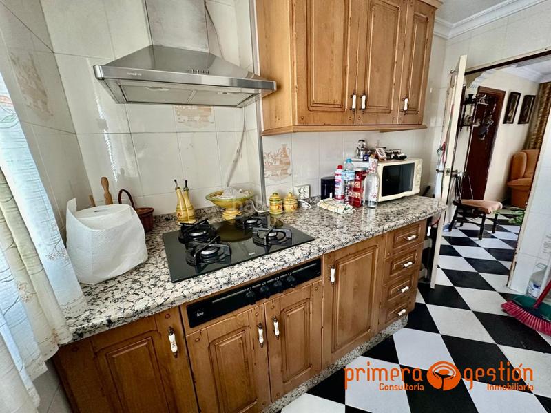 Foto 3cc6d4f0-8aa9-4323-a234-a50b1d0aba23. Piso  situado en tercera planta en la zona de los piso que dispone de 3 dormitorios, baño, cocina amueblada salón comedor con acces en Lora del Río
