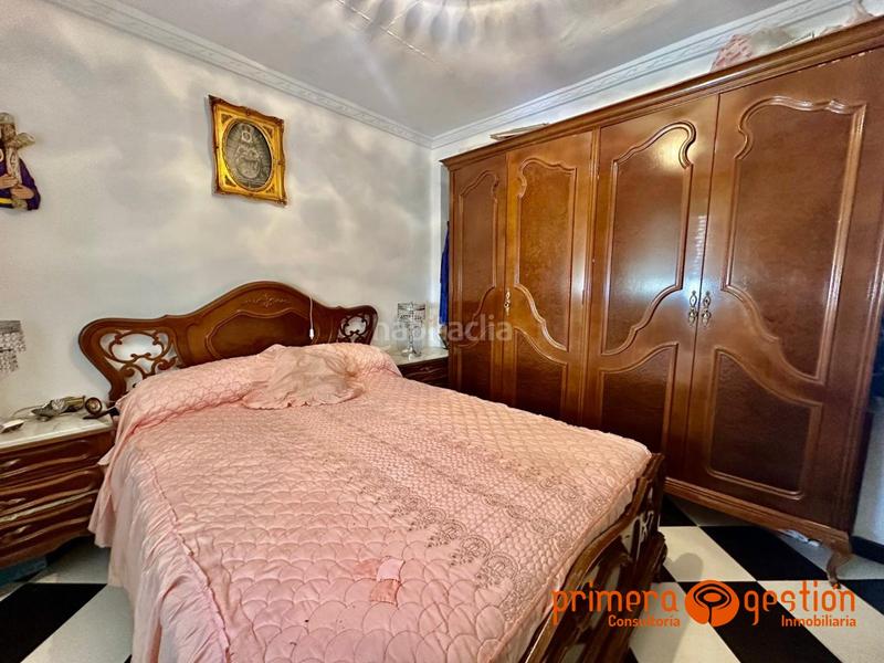 Foto cb02a165-de80-4a73-a01e-16c747f6389c. Piso  situado en tercera planta en la zona de los piso que dispone de 3 dormitorios, baño, cocina amueblada salón comedor con acces en Lora del Río