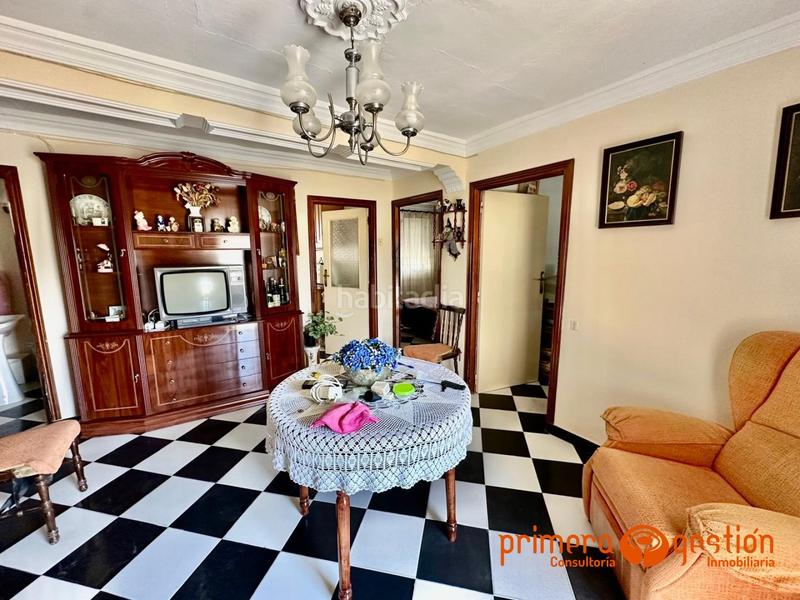 Foto dd12ad18-88a1-4afd-b548-1f3aa3b87e3f. Piso  situado en tercera planta en la zona de los piso que dispone de 3 dormitorios, baño, cocina amueblada salón comedor con acces en Lora del Río