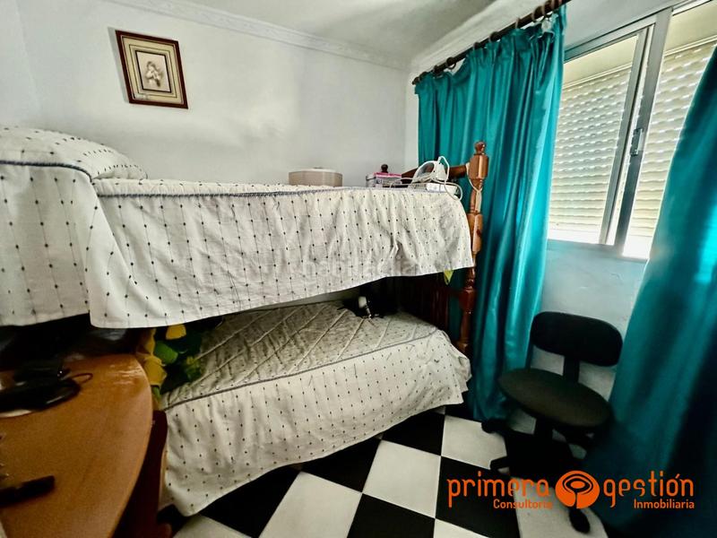 Foto df023ada-5b58-4c73-a166-bab7e46a2bb5. Piso  situado en tercera planta en la zona de los piso que dispone de 3 dormitorios, baño, cocina amueblada salón comedor con acces en Lora del Río