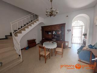 Haus in Lora del Río. Atención a todos! amplia casa en zona inmejorable y con cochera.