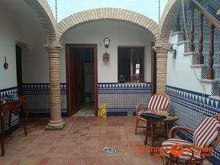 Casa en Carmona. Magnfica casa en pleno casco antiguo de carmona, a pocos metros