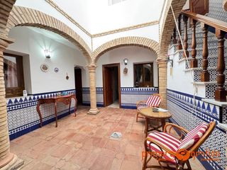Casa in Carmona. Magnífica casa en pleno casco antiguo de carmona, con garaje pri