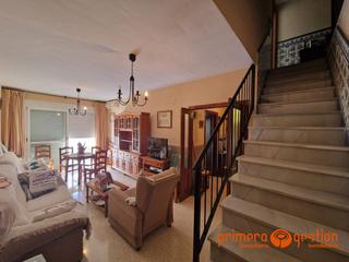 Casa a Lora del Río. Magnifica casa en lora del rio, consta de 123 metros cuadrados d