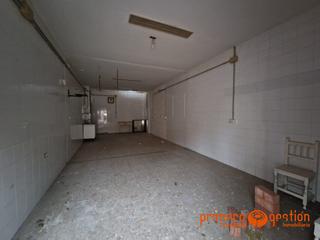 Local commercial à Lora del Río. Primera gestión vende dos locales comerciales en buena zona de l