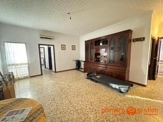 Pis a Carmona. Amplio piso independiente en planta primera, ubicado en pleno ce