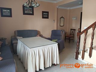 Casa in Lora del Río. Estupenda casa en lora del río, zona de el zahornil, que ofrece