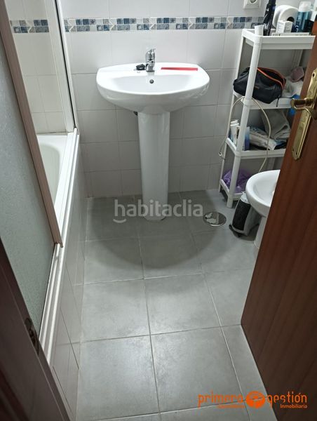 Foto 690f6d52-6963-4e41-bcf1-f2ffb024ecfd. Casa amb aparcament a Lora del Río