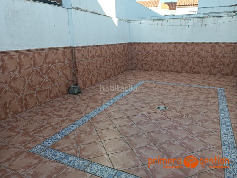 Foto b82213d0-09c0-4c25-b1b9-dc140e33525c. Casa amb aparcament a Lora del Río
