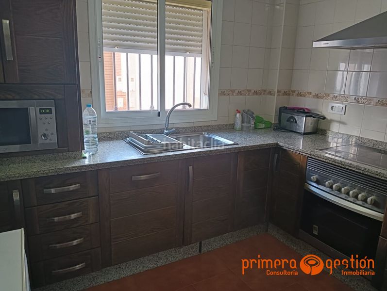 Foto f3af7f46-fcb7-4768-9aba-44a24b137bd3. Casa amb aparcament a Lora del Río