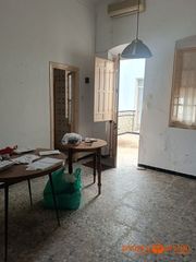 House in Carmona. Casa para reformar en una de las mejores zonas de el real. rodea