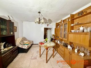 Casa a Alcolea del Río. Casa en alcolea del río en zona centro para reformar. cuenta con
