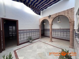 Casa a Carmona. Amplia casa de dos plantas situada en la zona de león de san fra