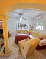 Casa a Lebrija. Vivienda zona campo futbol