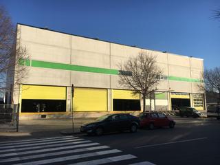 Nau industrial  Carrer de milà. Nave aislada con patio perimetral privada y muelles de carga