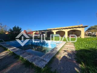 Xalet a Palomares del Río. Magnífico chalet independiente situado en urb. la laguna, paloma