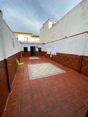 Casa adosada en Casco Antiguo. Magnífico chalet en venta en el casco antiguo de mairena del alj