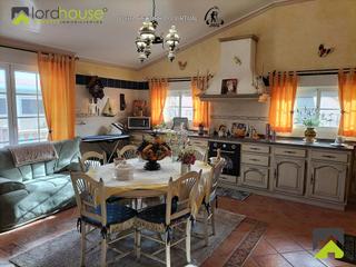 Chalet à Calle camino virgen huertas 2. 1261. chalet amplio con piscina y zona de verano.