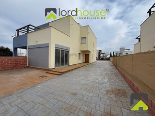D�plex  Calle londres. 1291. adosada a estrenar 3 dorm  terraza 50 m  torre del obispo