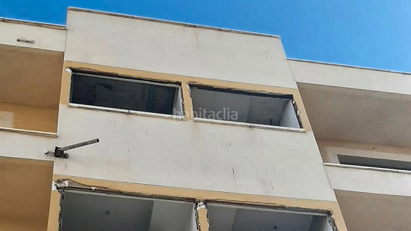 Foto 67a8cbb5-10a0-49c6-a10b-60e564c2710c. Edificio obra parada en aguilas en Águilas