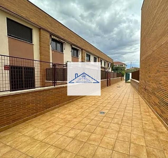 Foto 4008987d-a18e-4c11-8625-7961f99e90da. Autoparkplatz in Casarrubios del Monte