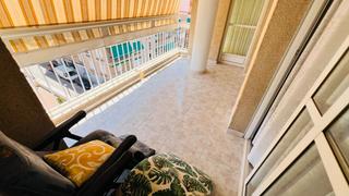 Appartement à Casco Antiguo. Piso amplio con terraza en avenida principal