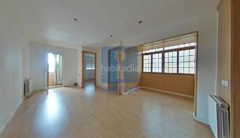 Foto e1ea4426-adf8-4dbd-8abc-0326be3d9277. Piso  en calle manendez pelayo, en Singuerlín Santa Coloma de Gramenet