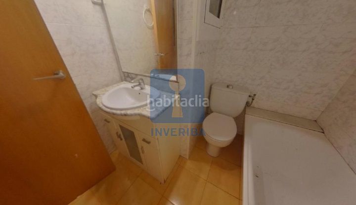 Foto dce623c8-1f08-49e5-9b10-a46f1f6de2eb. Pis amb calefacció a El Pedró Cornellà de Llobregat