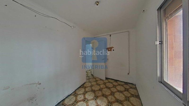 Foto dca415af-ff18-40d5-9a1f-480dc628ad38. Piso inmueble ilegalmente okupado situado en la calle alfonso xii 788, 13, , barcelona en Badalona