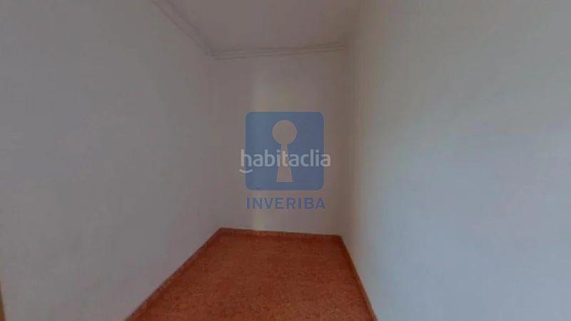 Foto 0f66a375-b342-4a4e-8f05-eab599c127d9. Piso ponemos en venta este inmueble ilegalmente okupado, situado en la plaza de Les Termes 26 , piso 4, puerta 1, , barcelona en Sabadell