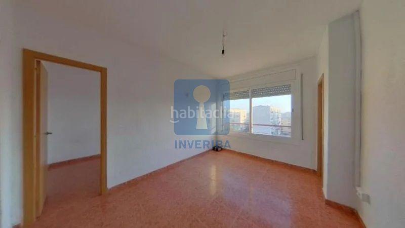 Foto 13329566-2738-49e4-9974-9271137090c9. Piso ponemos en venta este inmueble ilegalmente okupado, situado en la plaza de Les Termes 26 , piso 4, puerta 1, , barcelona en Sabadell