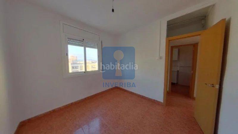 Foto 189be758-8b9a-46be-9773-9805d3bcaebb. Piso ponemos en venta este inmueble ilegalmente okupado, situado en la plaza de Les Termes 26 , piso 4, puerta 1, , barcelona en Sabadell
