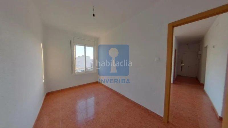 Foto 37b628e4-26d6-4dca-a0a5-287b5cc896bf. Piso ponemos en venta este inmueble ilegalmente okupado, situado en la plaza de Les Termes 26 , piso 4, puerta 1, , barcelona en Sabadell