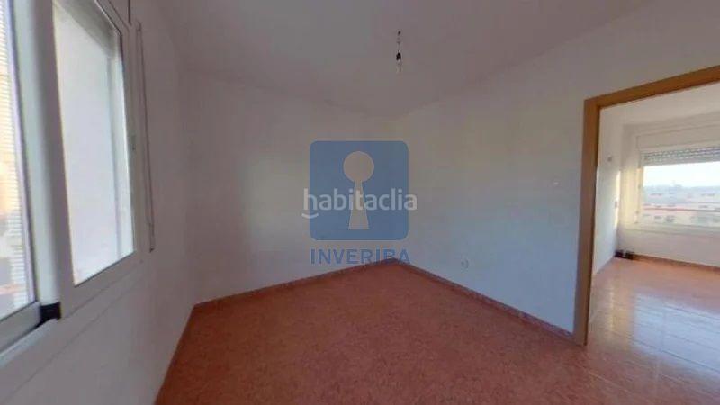 Foto a8c2d48b-16cb-408a-97de-6d5908de8847. Piso ponemos en venta este inmueble ilegalmente okupado, situado en la plaza de Les Termes 26 , piso 4, puerta 1, , barcelona en Sabadell