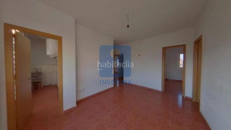 Foto aa704141-fbd6-4f47-9a65-ebf663f8bb1c. Piso ponemos en venta este inmueble ilegalmente okupado, situado en la plaza de Les Termes 26 , piso 4, puerta 1, , barcelona en Sabadell