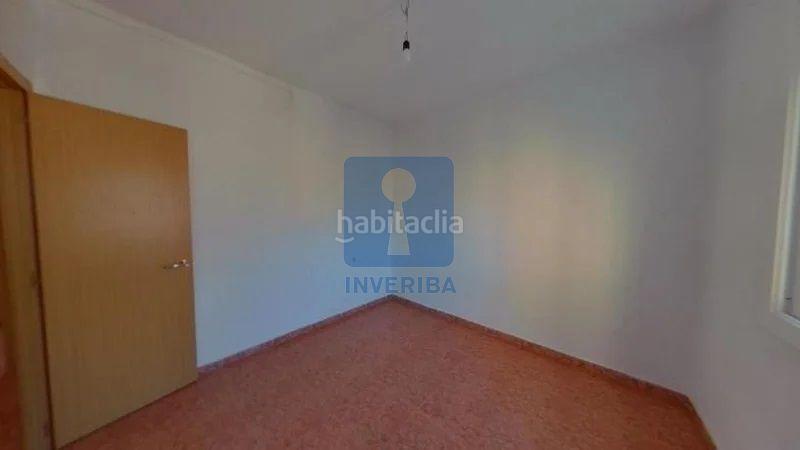 Foto c0020c0b-4a57-4dfe-9125-7d5aca6fa196. Piso ponemos en venta este inmueble ilegalmente okupado, situado en la plaza de Les Termes 26 , piso 4, puerta 1, , barcelona en Sabadell