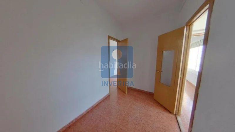 Foto f2e4977e-29e6-4d32-898e-182c6fb7f24d. Piso ponemos en venta este inmueble ilegalmente okupado, situado en la plaza de Les Termes 26 , piso 4, puerta 1, , barcelona en Sabadell